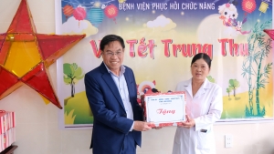 Ph&oacute; Chủ tịch UBND tỉnh V&otilde; Ngọc Hiệp tặng qu&agrave; trung thu cho trẻ em điều trị tại Bệnh viện Phục hồi chức năng